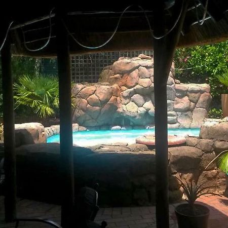 The Birches Backpacker Lodge Randburg Bagian luar foto