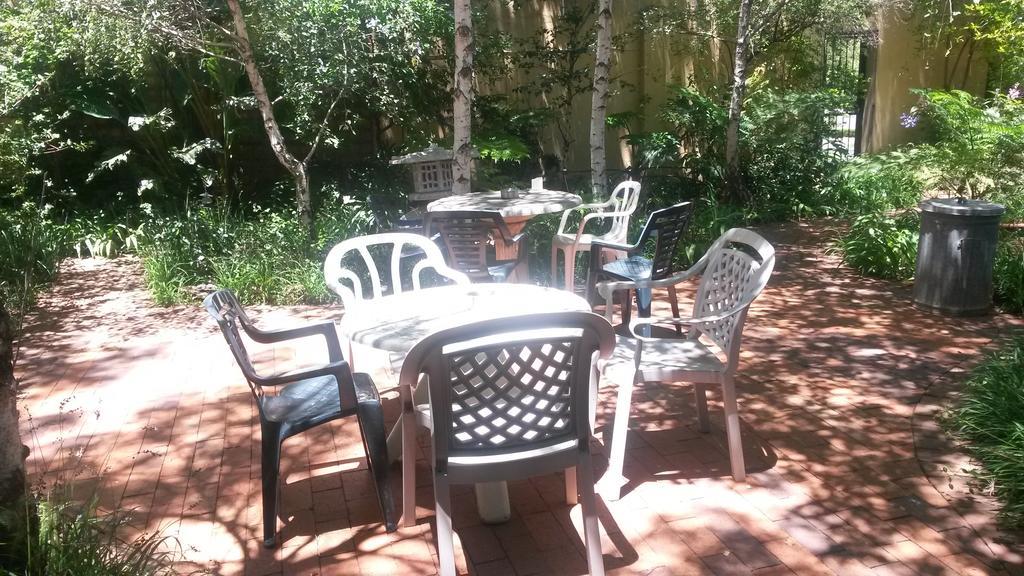 The Birches Backpacker Lodge Randburg Bagian luar foto