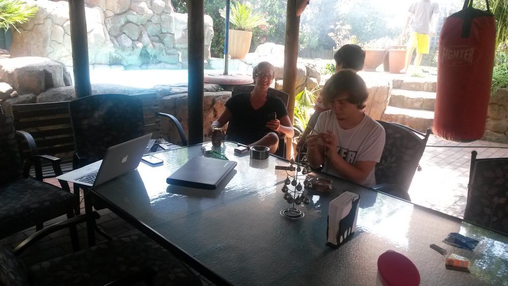 The Birches Backpacker Lodge Randburg Bagian luar foto