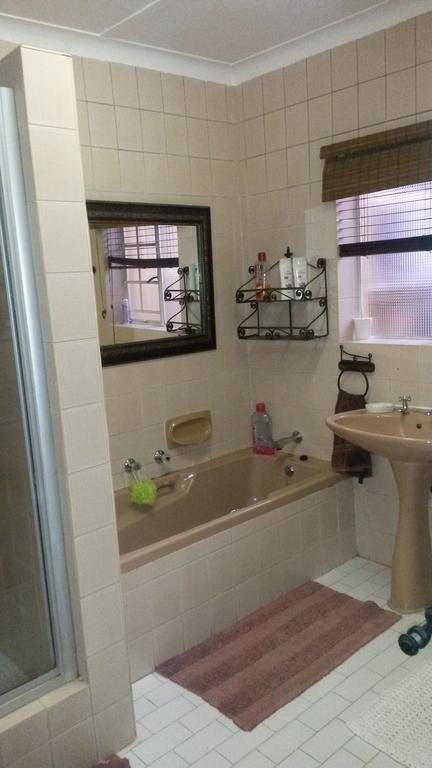 The Birches Backpacker Lodge Randburg Bagian luar foto
