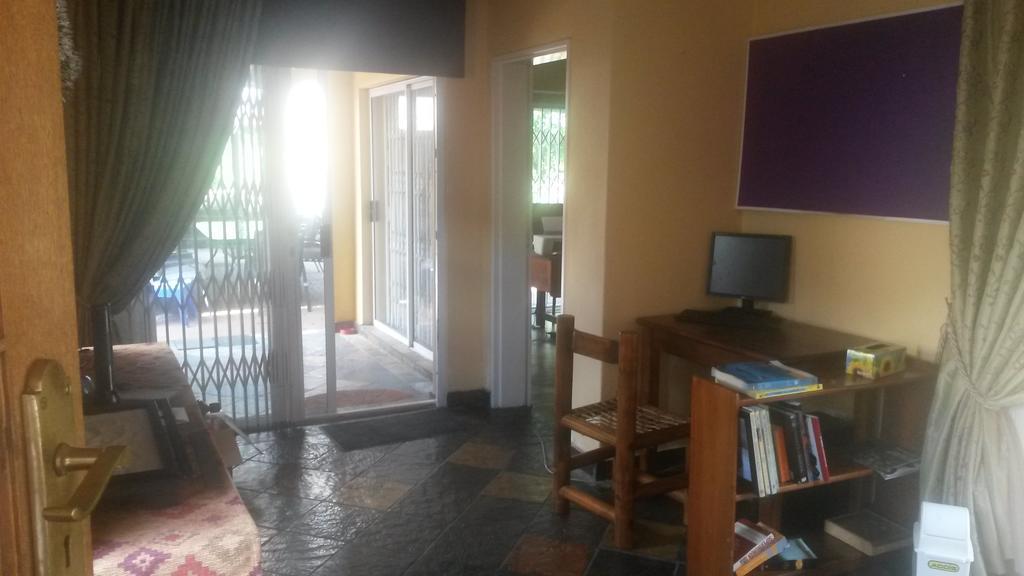 The Birches Backpacker Lodge Randburg Bagian luar foto