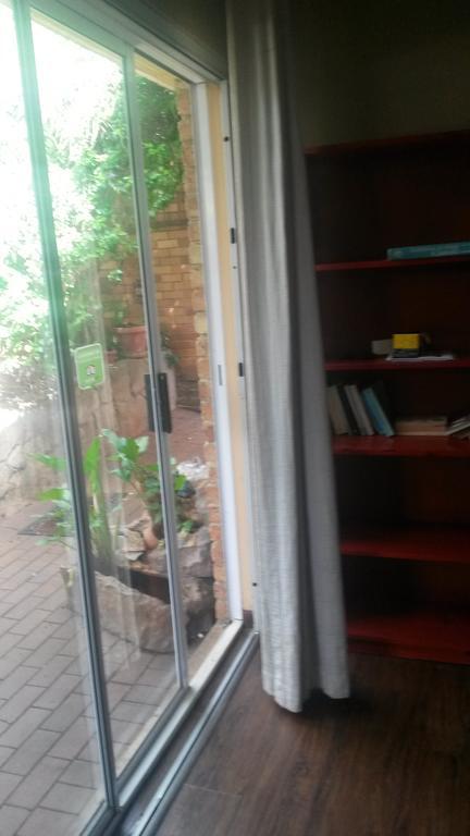 The Birches Backpacker Lodge Randburg Bagian luar foto