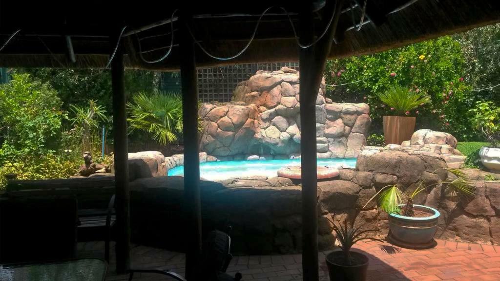 The Birches Backpacker Lodge Randburg Bagian luar foto