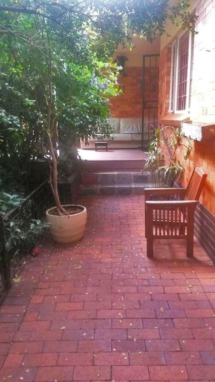 The Birches Backpacker Lodge Randburg Bagian luar foto