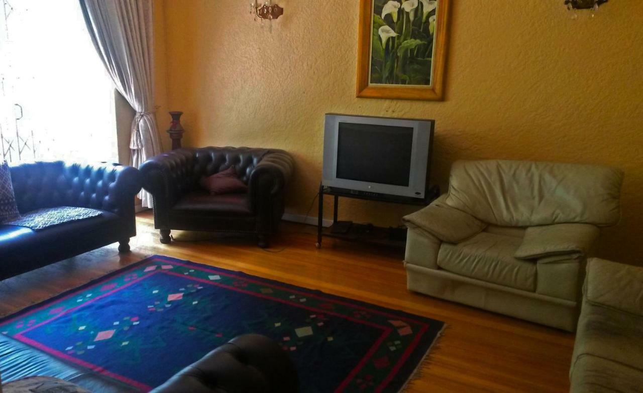 The Birches Backpacker Lodge Randburg Bagian luar foto